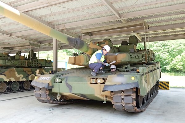 현대로템 관계자가 최근 전라남도 장성군 육군 기계화학교를 방문해 K2전차 장비 점검을 진행하는 모습. /사진=현대로템