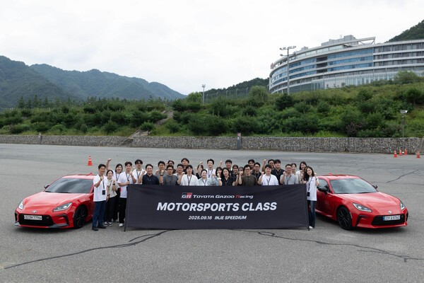 강원 인제 스피디움에서 토요타코리아가 '토요타 가주 레이싱 모터스포츠 클래스'를 최초로 기자단에게 선보였다. 사진은 참가한 기자단이 단체사진을 촬영하고 있다. /사진=토요타코리아