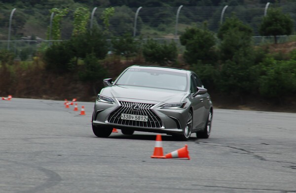 슬라럼 코스에서 렉서스 차량이 주행하고 있다. /사진=토요타코리아