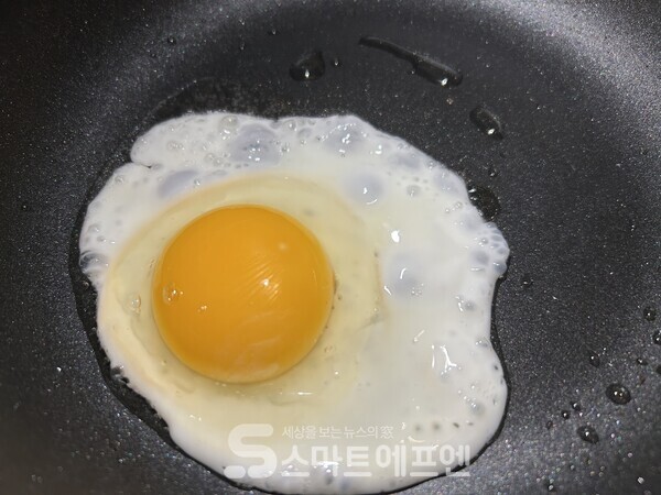 오드그로서 달걀을 후라이팬에 조리하는 모습이다./사진=김선주 기자 