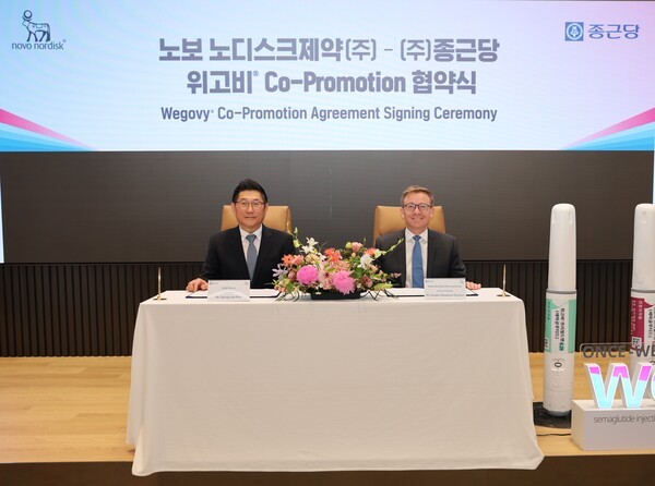 종근당 김영주 대표(왼쪽)와 한국노보노디스크제약 캐스퍼 로세유 포울센 대표/사진=종근당