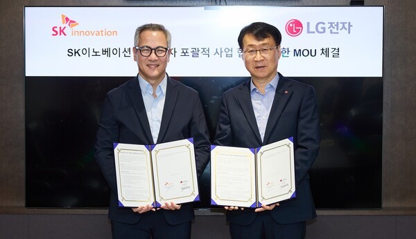 지난 17일, 서울 종로구 SK서린빌딩에서 김무환 SK이노베이션 에너지설루션 사업단장(왼쪽), 이재성 LG전자 ES사업본부장(오른쪽)이 ‘AI 데이터센터 통합 에너지 설루션’ 공동 개발 및 사업화를 위한 양해각서(MOU)를 체결한 후 기념사진을 촬영하고 있다. /사진=SK이노베이션