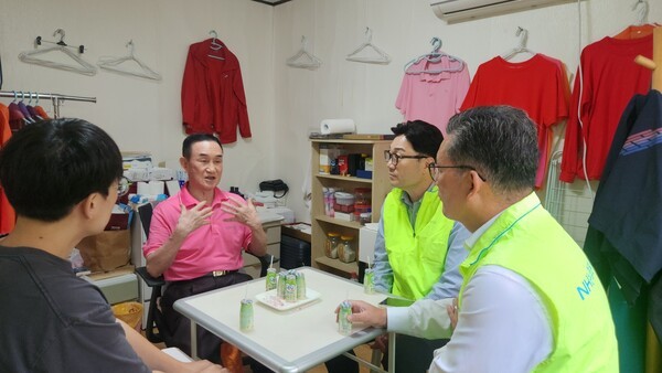 농협중앙회 홍보실 '연필심봉사단'이 18일 서울 종로구 행촌동 국가유공자 가정을 방문해 나눔활동 및 말벗봉사를 진행하고 있다. /사진=농협중앙회