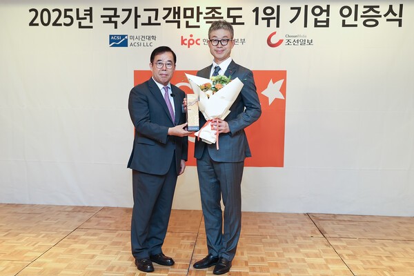 최진환 롯데렌탈 대표이사(오른쪽)와 박성중 한국생산성본부 회장이 17일 서울 중구 소재 롯데호텔에서 열린 2025 국가고객만족도 1위 기업 인증식에서 기념촬영을 하고 있다. /사진=롯데렌탈