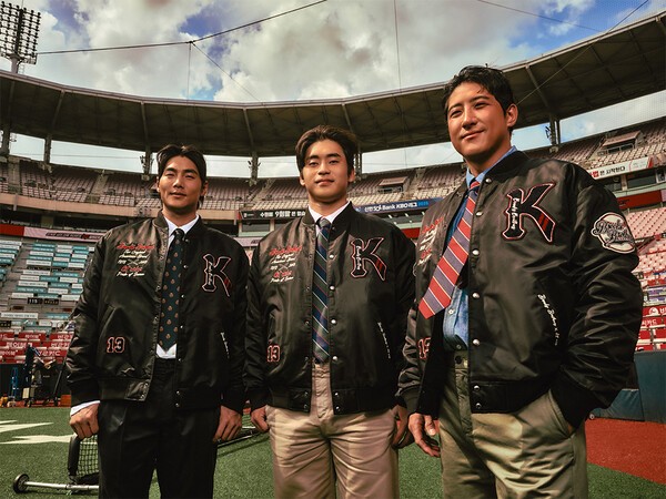 브룩스브라더스 X kt wiz 콜라보레이션 출시를 기념해 kt wiz 선수 황재균, 박영현, 장진혁(오른쪽부터)이 콜라보레이션 한정판 컬렉션 상품을 착용하고 기념촬영을 하고 있다.      /사진=CJ ENM