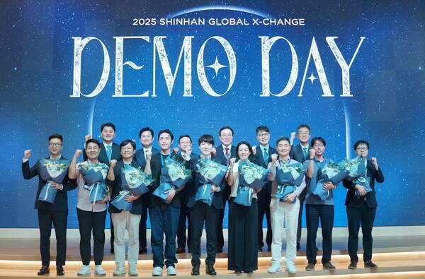 신한금융그룹이 지난 18일 베트남 호치민에 위치한 신한베트남 본사에서 ‘2025 신한 퓨처스랩 베트남 데모데이’를 개최했다고 19일 밝혔다. 이날 행사에 참석한 (뒷줄 왼쪽부터)강규원 신한은행 베트남법인장, 김동환 금융위원회 디지털금융정책관, 보민 투안 베트남 중앙은행 제2지부장, 조용병 은행연합회장, 김건 한국핀테크지원센터 이사장, 고석헌 신한지주 부사장 및 스타트업 관계자들이 기념촬영을 하고 있다. /사진=신한금융그룹