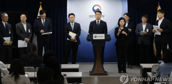 류제명 과학기술정보통신부 제2차관과 권대영 금융위원회 부위원장이 19일 서울 종로구 정부서울청사에서 해킹 대응을 위한 과기정통부-금융위 합동 브리핑을 하고 있다./사진=연합뉴스 