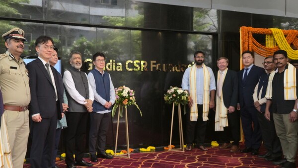 LG폴리머스 재단 관계자들이 마을 주민들과 함께 개소식 기념 촬영을 하고 있다. /사진=LG화학