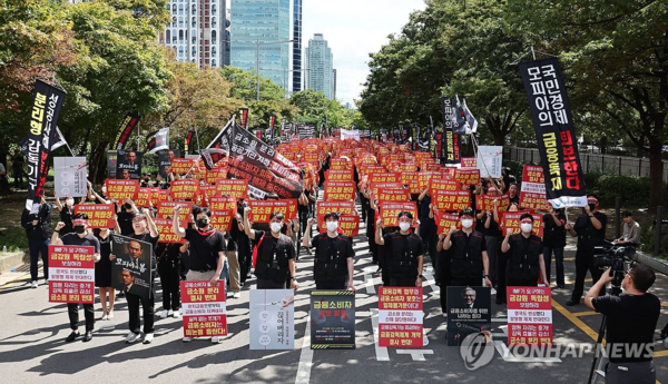 18일 서울 영등포구 여의도 국회의사당역 앞에서 열린 금융감독원 금융소비자보호원 분리 및 금융감독원 공공기관 지정 반대 집회에서 금감원 노동조합원들이 구호를 외치고 있다. /사진=연합뉴스
