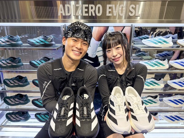 19일 서울 영등포구에 위치한 더현대 서울 지하 2층 ‘아디제로 EVO SL’ 팝업스토어에서 직원들이 상품을 소개하고 있다./사진=현대백화점그룹