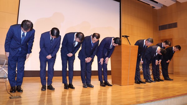 조좌진 롯데카드 대표 등 관계자들이 해킹 사고로 인한 고객 정보 유출사태에 대해 대고객 사과를 하고 있다. /사진=연합