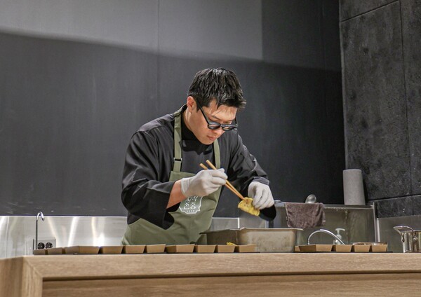 마마리마켓의 송하슬람 셰프가 '자작자작 숲속분식' 메뉴를 선보이고 있다. / 사진=대상그룹