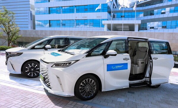 ‘2025 서울 IPC 정기총회’ 의전 차량 '토요타 알파드'(왼쪽)와 '렉서스 LM' / 사진=한국토요타자동차. 