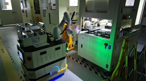 LG화학 자동화 로봇이 '로봇 자동화 실험실'에서 야간 분석실험을 하고 있다. / 사진=LG화학