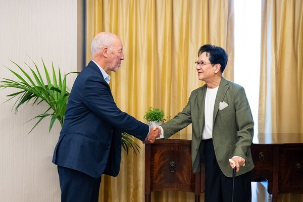 이재현 CJ 회장이 영국 런던에서 스포츠 마케팅 전문가 마이클 페인 대표를 만나 악수를 나누고 있다. /사진=CJ