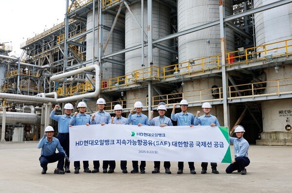HD현대오일뱅크 직원들이 SAF를 생산하는 수첨분해공정에서 대한항공 국제선 SAF 공급 기념 촬영을 하고 있다. / 사진=HD현대오일뱅크