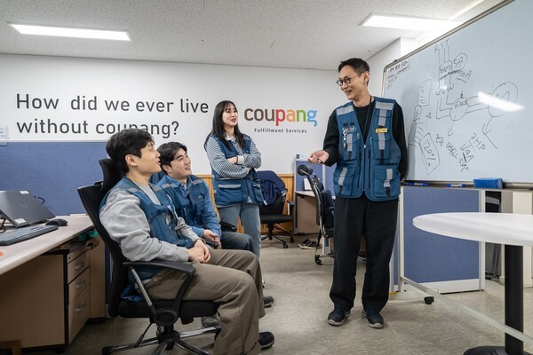 CFS 오토메이션 엔지니어들이 업무 아이디어를 나누고 있다. / 사진=쿠팡