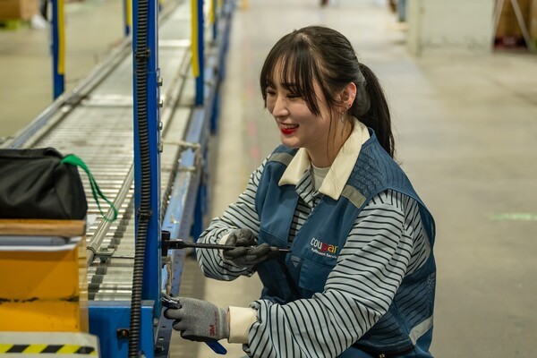 박소진 CFS 오토메이션 엔지니어가 풀필먼트센터에서 자동화 설비 롤러 컨베이어를 정비하는 모습. / 사진=쿠팡