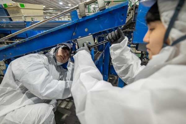 CFS 오토메이션 엔지니어들이 풀필먼트센터에서 자동화 설비 배출슈트 레일을 정비하는 모습. / 사진=쿠팡