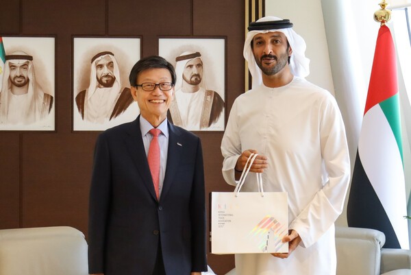 윤진식 한국무역협회(KITA) 회장이 22일(현지시간) 아랍에미리트(UAE) 아부다비에서 UAE 경제관광부 압둘라 빈 투크 알 마리(Abdulla Bin Touq Al Marri) 장관을 만났다. (왼쪽) 한국무역협회 윤진식 회장, UAE 경제관광부 압둘라 빈 투크 알 마리 장관) /사진=한국무역협회