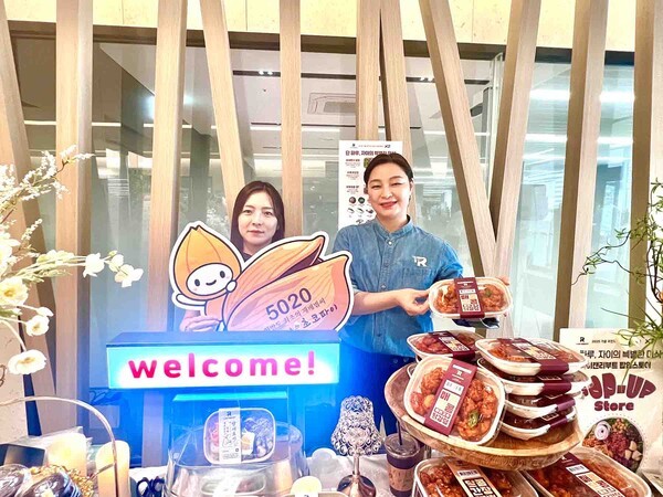 제너시스BBQ 그룹 계열사 아이캔리부트가 지난 20일 과천자이 아파트 단지에서 열린 가을맞이 입주민 행사에서 푸드 팝업스토어를 운영했다./사진=제너시스BBQ