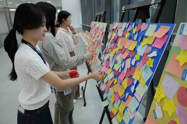 삼성바이오로직스 임직원들이 22일 진행된 '마음챙김 응원 데이' 이벤트에 참여하고 있다. /사진=삼성바이오로직스
