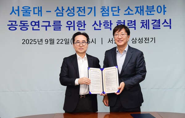 삼성전기 장덕현 사장(왼쪽)과 서울대 김영오 공대학장/ 사진=삼성전기