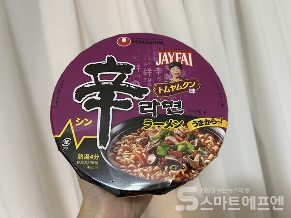 일본에서 판매되고 있는 '신라면 똠얌' 컵라면의 모습./사진=김선주 기자