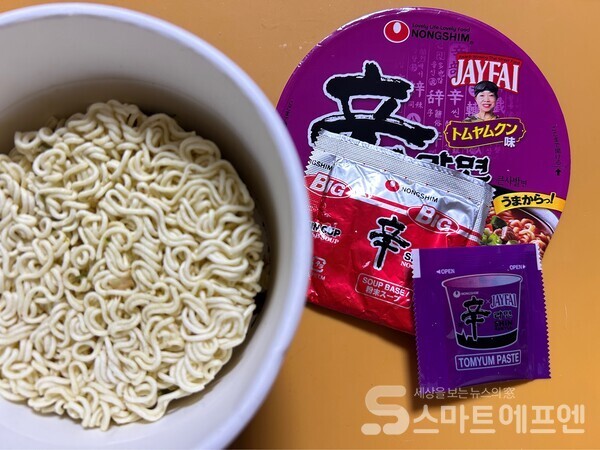 기존 신라면과 다르게 '똠얌 페이스트'가 추가로 들었다./사진=김선주 기자