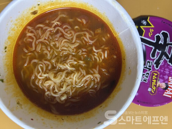 액젓, 레몬그라스, 라임의 맛과 향이 신라면 국물 베이스와 조화롭게 어우러진다. 동남아 향신료를 선호한다면 국물까지 남기지 않고 먹을 맛이다./사진=김선주 기자