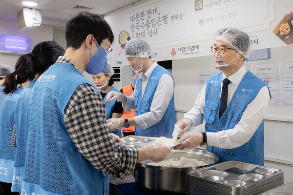 안종혁(오른쪽) 한국수출입은행 은행장 직무대행이 임직원들과 함께 23일 서울역 노숙인 무료급식소 '따스한채움터'에서 배식 봉사활동을 하고 있다. /사진=한국수출입은행