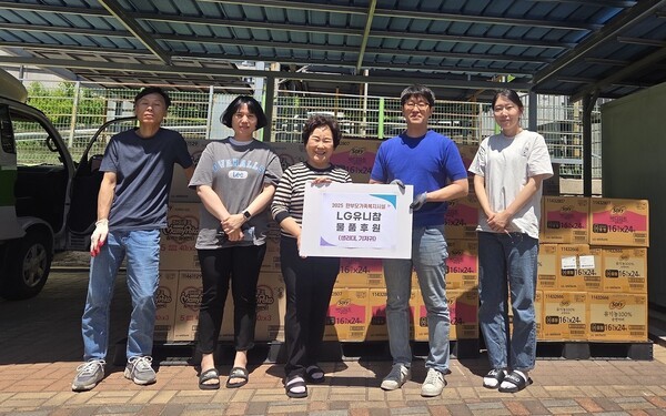 엘지유니참이 지역사회 어려운 이웃을 위해 약 30만개의 위생용품을 기부하고 있다.      /사진=LG생활건강 