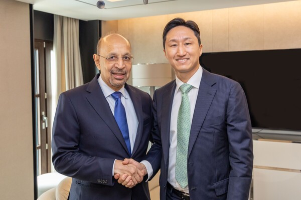 HD현대 정기선 수석부회장(사진 오른쪽)이 25일(목) 사우디 칼리드 알팔리(H.E. Khalid AlFalih) 투자부장관을 만나 사업 협력을 논의했다. /사진=HD현대