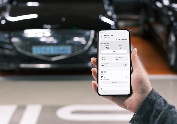 삼성 스마트싱스로 커넥티드 카 서비스를 이용하는 모습 / 사진=현대차