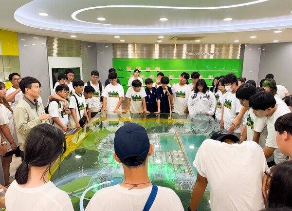 우리가 그린히어로 중학생 활동가들이 LG화학 대산공장을 탐방하여 공장 소개를 듣고 있다. / 사진=LG화학