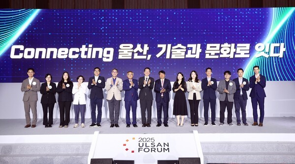 지난 24일 울산시 울주군 울산전시컨벤션센터(UECO)에서 열린 ‘2025 울산포럼’에서 최창원(오른쪽 8번째) SK수펙스추구협의회 의장과 이윤철(오른쪽 7번째) 울산상공회의소 회장 등 주요 참석자들이 기념촬영을 하고 있다. / 사진=SK이노베이션