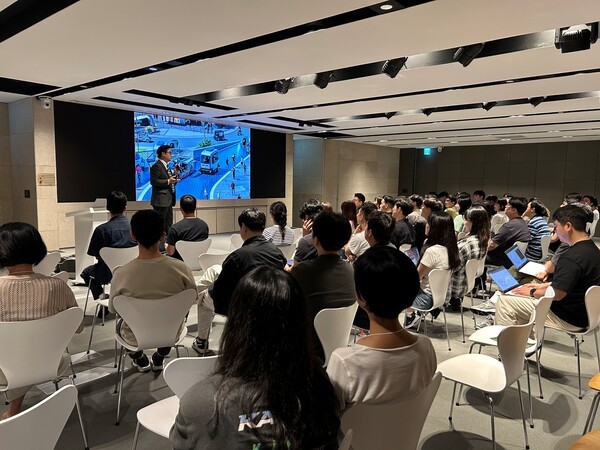 한국앤컴퍼니그룹이 진행한 ‘모빌리티 인스퍼레이션 데이’ 첫 특강에서 장진택 미디어오토 대표가 ‘전기차·자율주행 시대에 필요한 준비’를 발표하고 있다. /사진=한국앤컴퍼니그룹