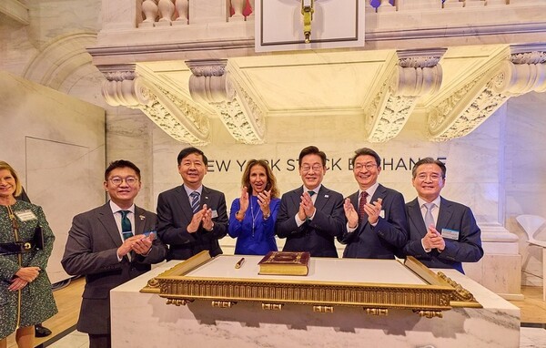 이재명 대통령이 25일(현지시간) 미국 뉴욕증권거래소에서 린 마틴 회장 등과 기념 촬영을 하고 있다. 왼쪽부터 김남준 대통령실 제1부속실장, 구윤철 경제부총리 겸 기획재정부 장관, 린 마틴 회장, 이재명 대통령, 이억원 금융위원장, 김용범 정책실장. / 사진=연합뉴스
