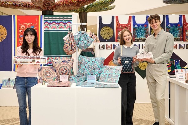 26일 스타필드 코엑스몰 ‘한국 문화 상품 굿즈(9/26~10/5)’ 팝업스토어에서 모델들이 굿즈와 함께 기념 사진을 촬영하고 있다./사진=신세계프라퍼티 