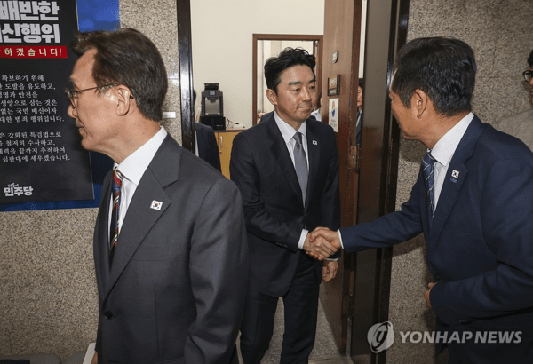 더불어민주당 정청래 대표(오른쪽)와 김민석 국무총리(왼쪽), 강훈식 대통령 비서실장이 25일 국회 민주당 대표실에서 금융정책ㆍ감독분리 관련 긴급 고위 당·정·대 회의를 마친 뒤 빠져 나오고 있다. /사진=연합뉴스