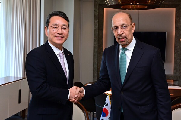 LG전자 조주완 CEO(왼쪽)가 사우디아라비아 칼리드 알팔리(H.E. Khalid AlFalih) 투자부 장관과 만나 AI 데이터센터 냉각 솔루션 공급 등 협력 방안을 논의했다. /사진=LG전자