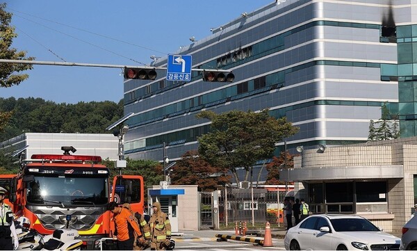 27일 대전 유성구 국가정보자원관리원에서 소방당국 관계자들이 나오고 있다. 전날 오후 8시 20분께 자원관리원 전산실에서 리튬이온 배터리 폭발로 화재가 발생했다. 소방당국은 9시간 50분 만인 이날 오전 6시 30분께 초진 완료했다. / 사진=연합뉴스