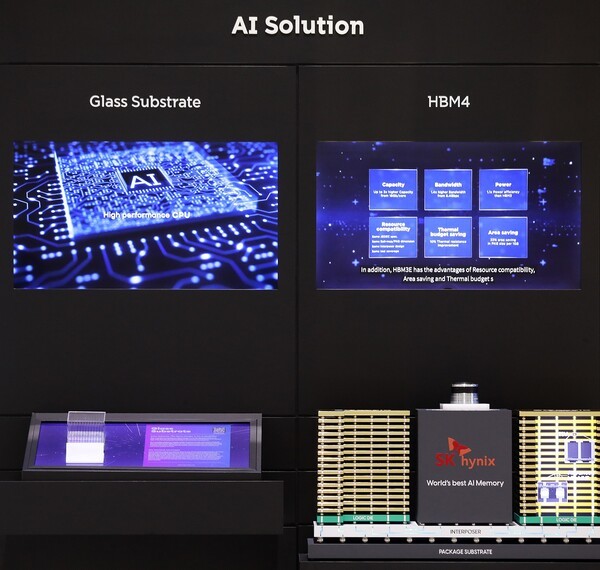 (좌측부터) AI 데이터센터에 필요한 SK그룹 AI 생태계 핵심 제품 SKC ‘유리기판(SKC)’과 SK하이닉스 ‘고대역폭메모리4(HBM4)’ /사진=SK