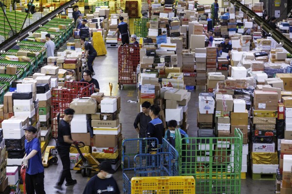 지난해 9월 서울 광진구 동서울우편물류센터에서 비상근무에 들어간 직원들이 분주하게 고객들에게 전달될 소포와 택배 물품을 분류하고 있다. 과학기술정보통신부 우정사업본부는 추석을 앞두고 약 1925만개의 소포 우편물 접수를 예상하고 비상근무에 들어갔다. /사진=연합