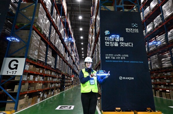 조현민 한진 사장이 2024년 11월 13일 남서울종합물류센터에서 열린 '한진 스닉픽-스마트 물류 기술 시연 공개'에서 창고 내 재고 파악에 활용되는 드론을 선보이고 있다. /사진=한진