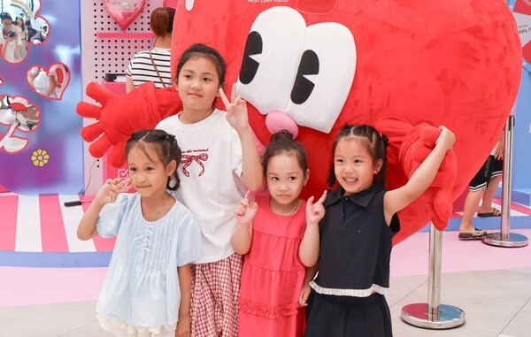 롯데몰 웨스트레이크 하노이 개점 2주년 기념 포토존에서 촬영하는 고객들의 모습.