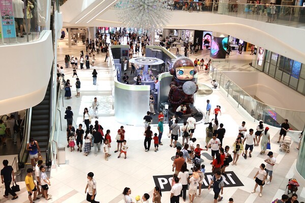 롯데몰 웨스트레이크 하노이에서 연 팝업 행사에 몰려든 고객들의 모습.