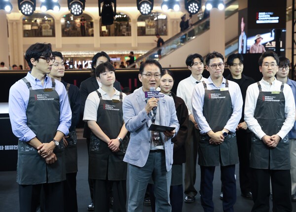 동서식품이 지난 27일 개최한 ‘2025 카누 바리스타 챔피언십’ 결선 개막식에서 동서식품 박영순 부사장이 인사말을 하고 있다. / 사진=동서식품