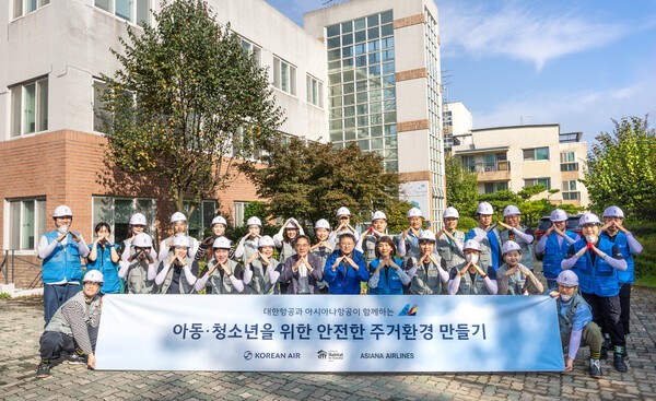 봉사활동에 참여한 대한항공-아시아나항공 양사 임직원 20여 명이 노후화된 벽지 교체 등을 지원하고 기념사진을 촬영하는 모습 / 사진=대한항공