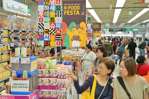 지난 9월 29일(월) 서울시 중구에 위치한 롯데마트 제타플렉스 서울역점에서 쇼핑을 하고 있는 외국인 관광객들의 모습 / 사진=롯데쇼핑